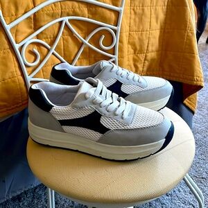 Casual sneaker, size 9, like new!